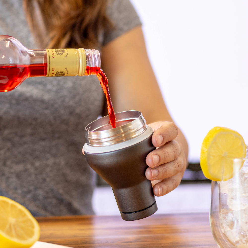 cocktail-shaker-lid-h0 Cocktail_Shaker_lifestyle_2_b714e13d-dd84-4844-956f-11cddc294041.png
